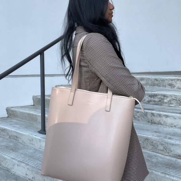Elegant Beige Zippered Tote Bag - Picture 4 of 5